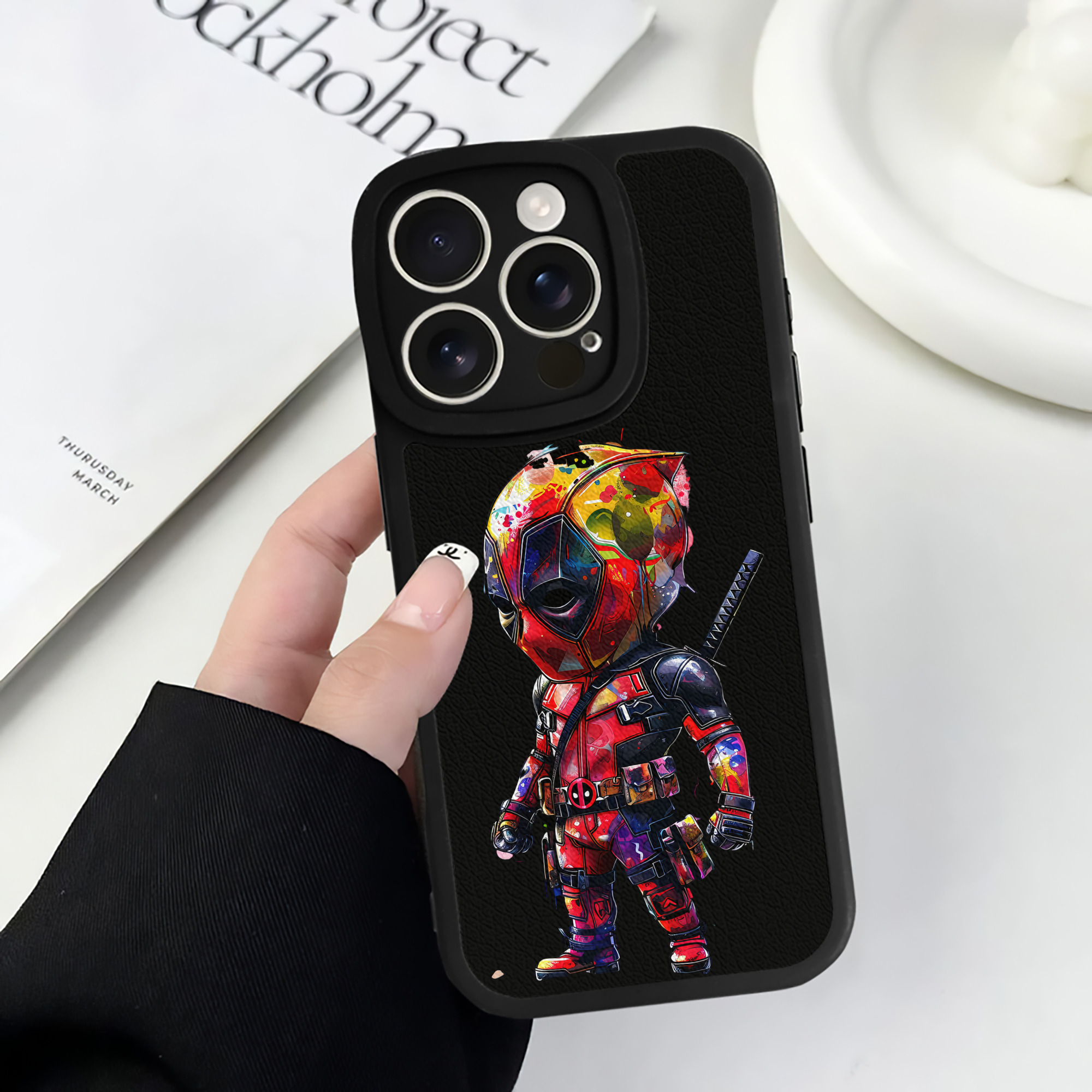 （画像用） Deadpool デッドプール 【iPhone 16シリーズ対応】シリコンスマホケース（レザー調） 材質：シリコン